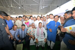 मुख्यमंत्री भजन लाल शर्मा पत्रकारों संग फोटो खिंचवाते हुए